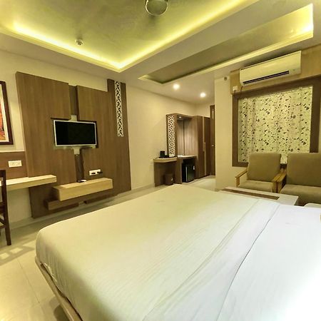 Hotel Kuber Palace ! Puri Near-Sea-Beach-And-Temple Fully-Air-Conditioned-Hotel With-Lift-And-Parking-Facility Екстер'єр фото