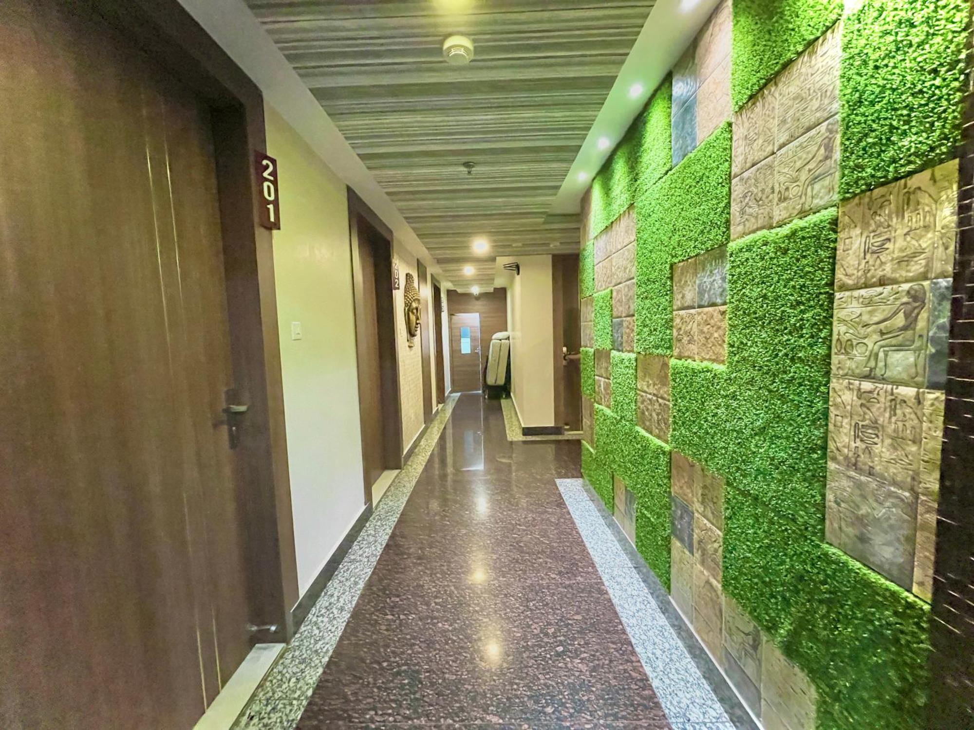 Hotel Kuber Palace ! Puri Near-Sea-Beach-And-Temple Fully-Air-Conditioned-Hotel With-Lift-And-Parking-Facility Екстер'єр фото
