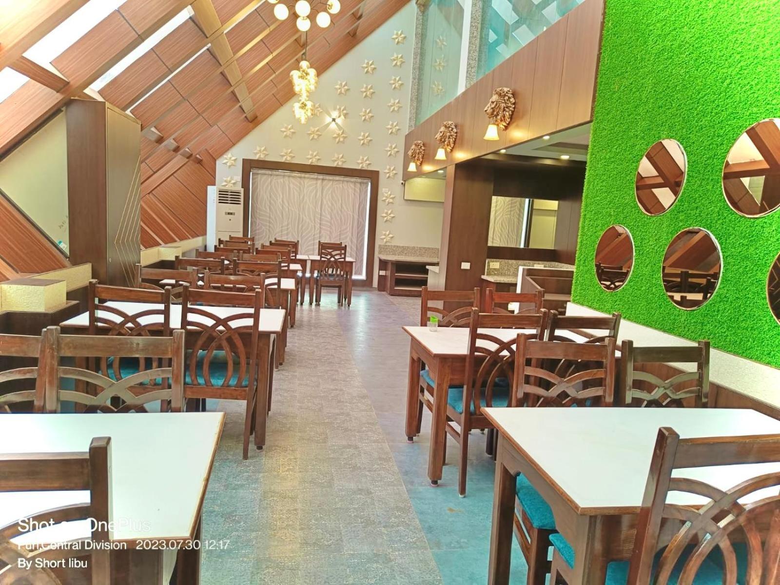 Hotel Kuber Palace ! Puri Near-Sea-Beach-And-Temple Fully-Air-Conditioned-Hotel With-Lift-And-Parking-Facility Екстер'єр фото