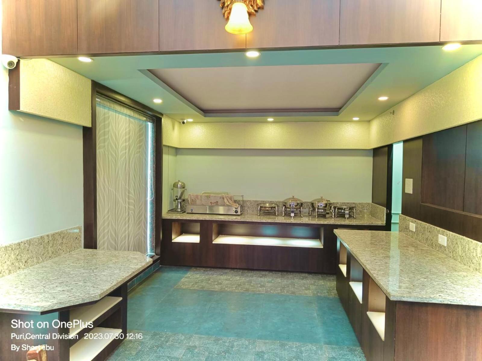 Hotel Kuber Palace ! Puri Near-Sea-Beach-And-Temple Fully-Air-Conditioned-Hotel With-Lift-And-Parking-Facility Екстер'єр фото