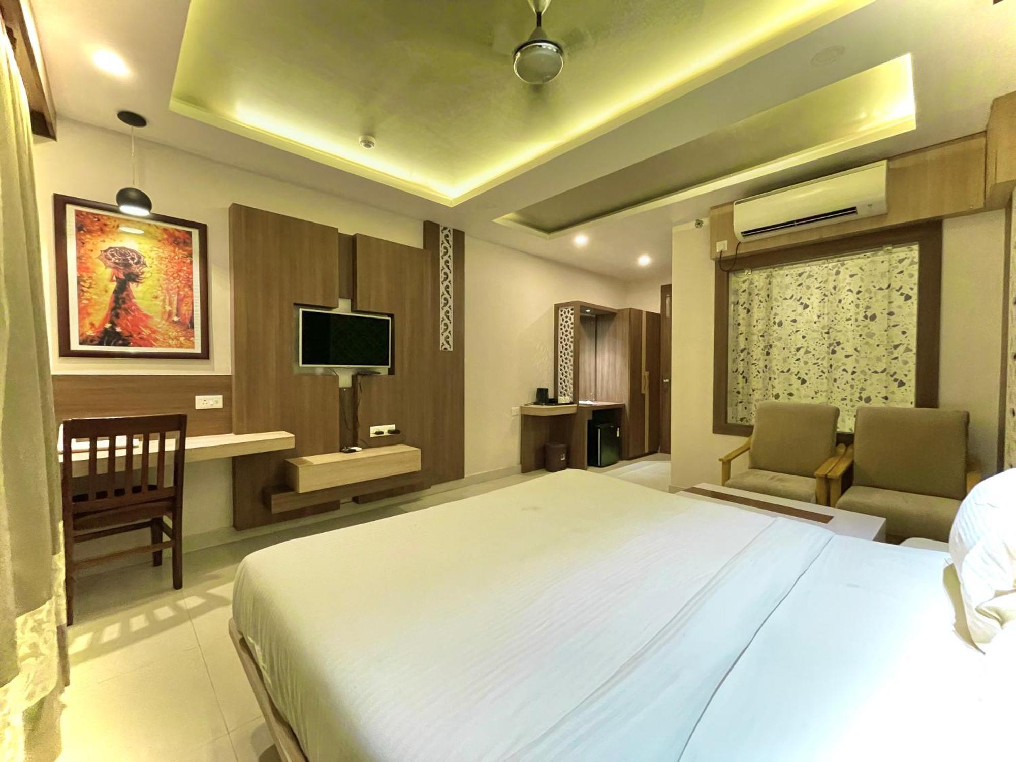 Hotel Kuber Palace ! Puri Near-Sea-Beach-And-Temple Fully-Air-Conditioned-Hotel With-Lift-And-Parking-Facility Екстер'єр фото