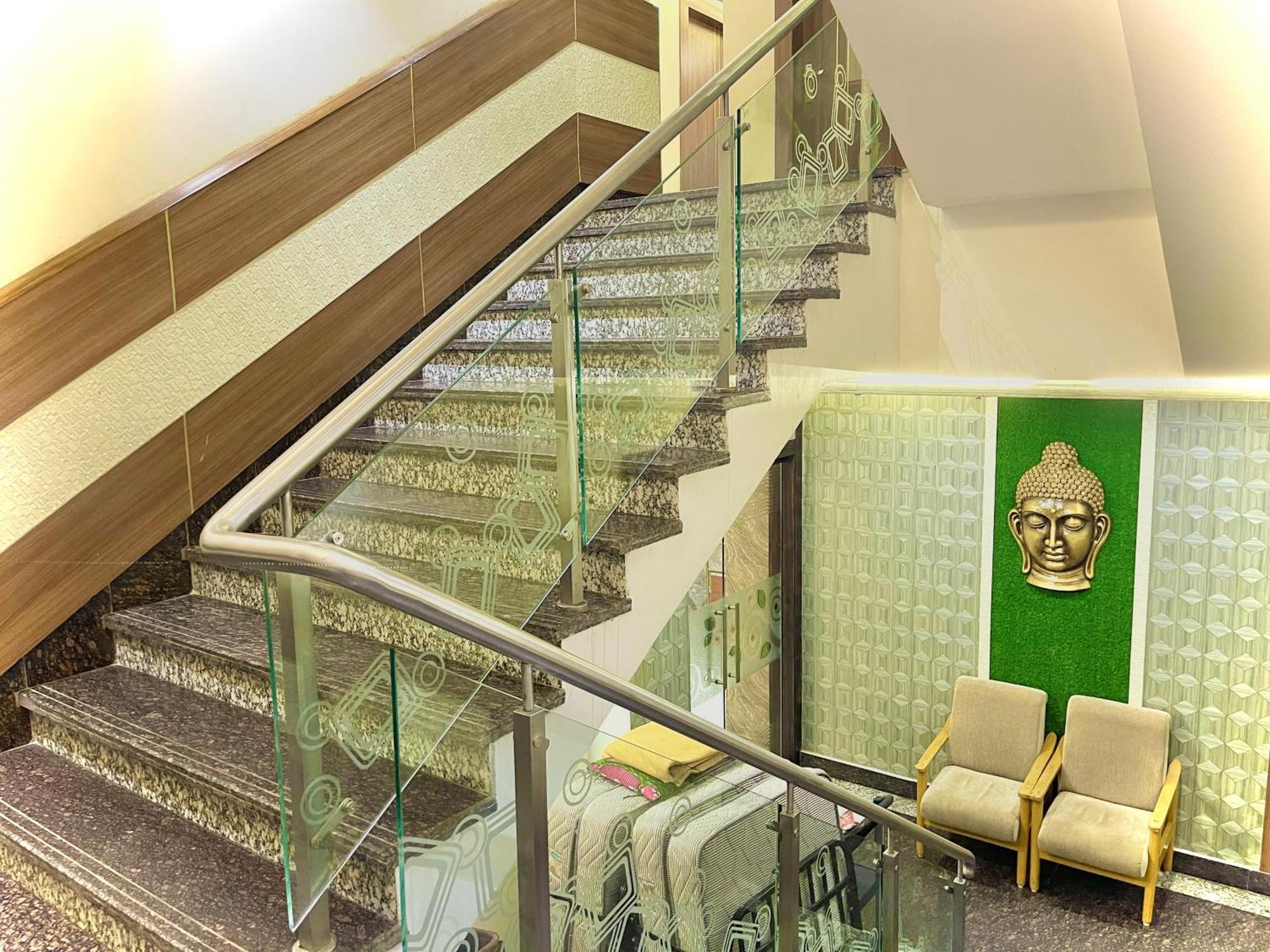 Hotel Kuber Palace ! Puri Near-Sea-Beach-And-Temple Fully-Air-Conditioned-Hotel With-Lift-And-Parking-Facility Екстер'єр фото