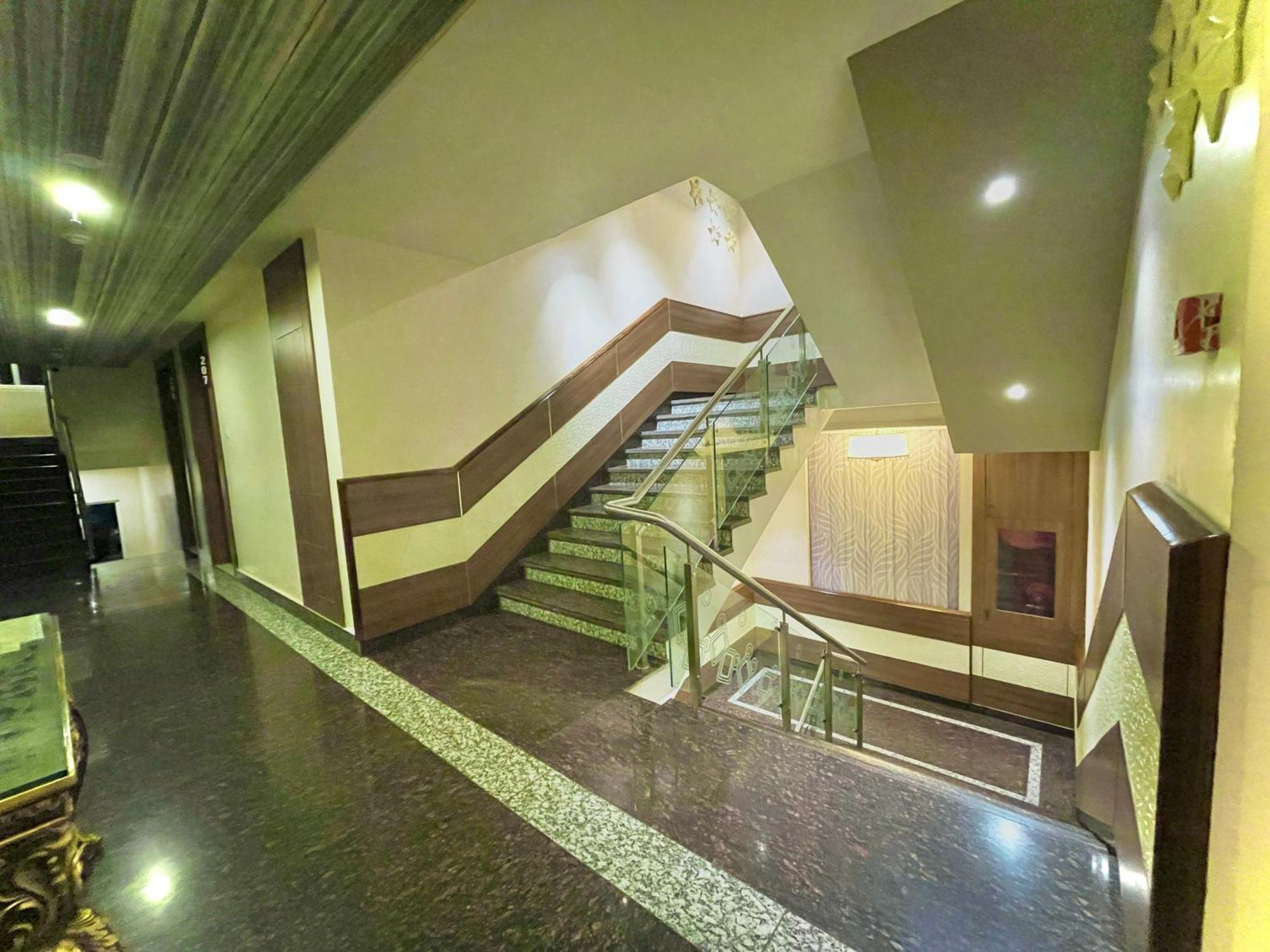 Hotel Kuber Palace ! Puri Near-Sea-Beach-And-Temple Fully-Air-Conditioned-Hotel With-Lift-And-Parking-Facility Екстер'єр фото