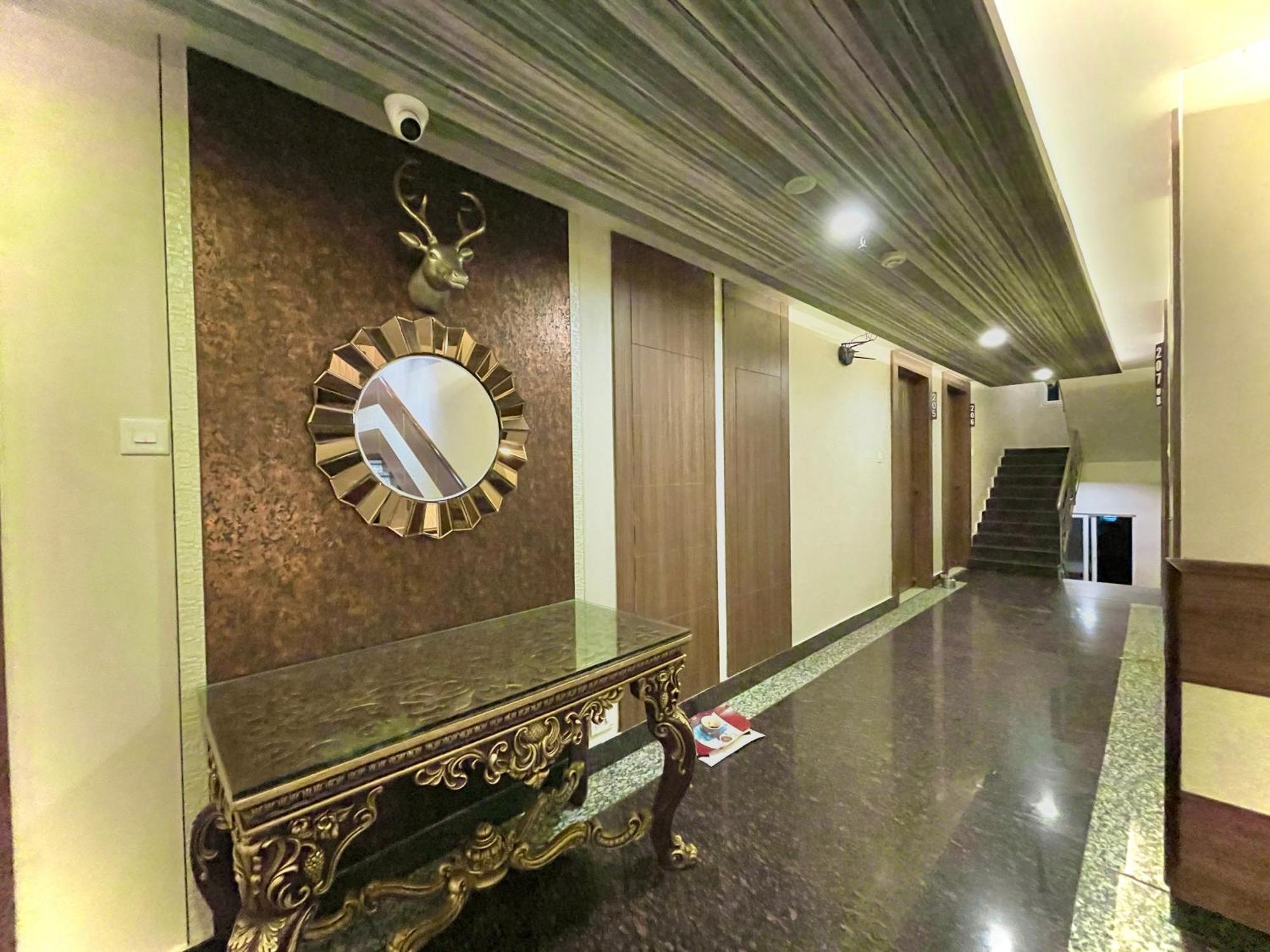 Hotel Kuber Palace ! Puri Near-Sea-Beach-And-Temple Fully-Air-Conditioned-Hotel With-Lift-And-Parking-Facility Екстер'єр фото