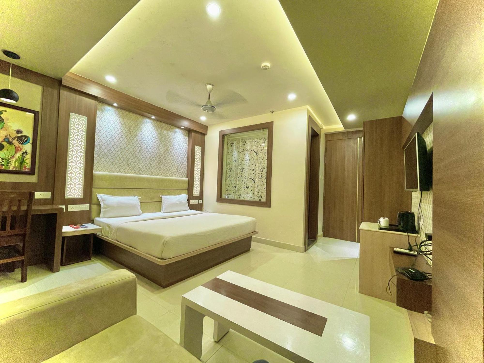 Hotel Kuber Palace ! Puri Near-Sea-Beach-And-Temple Fully-Air-Conditioned-Hotel With-Lift-And-Parking-Facility Екстер'єр фото