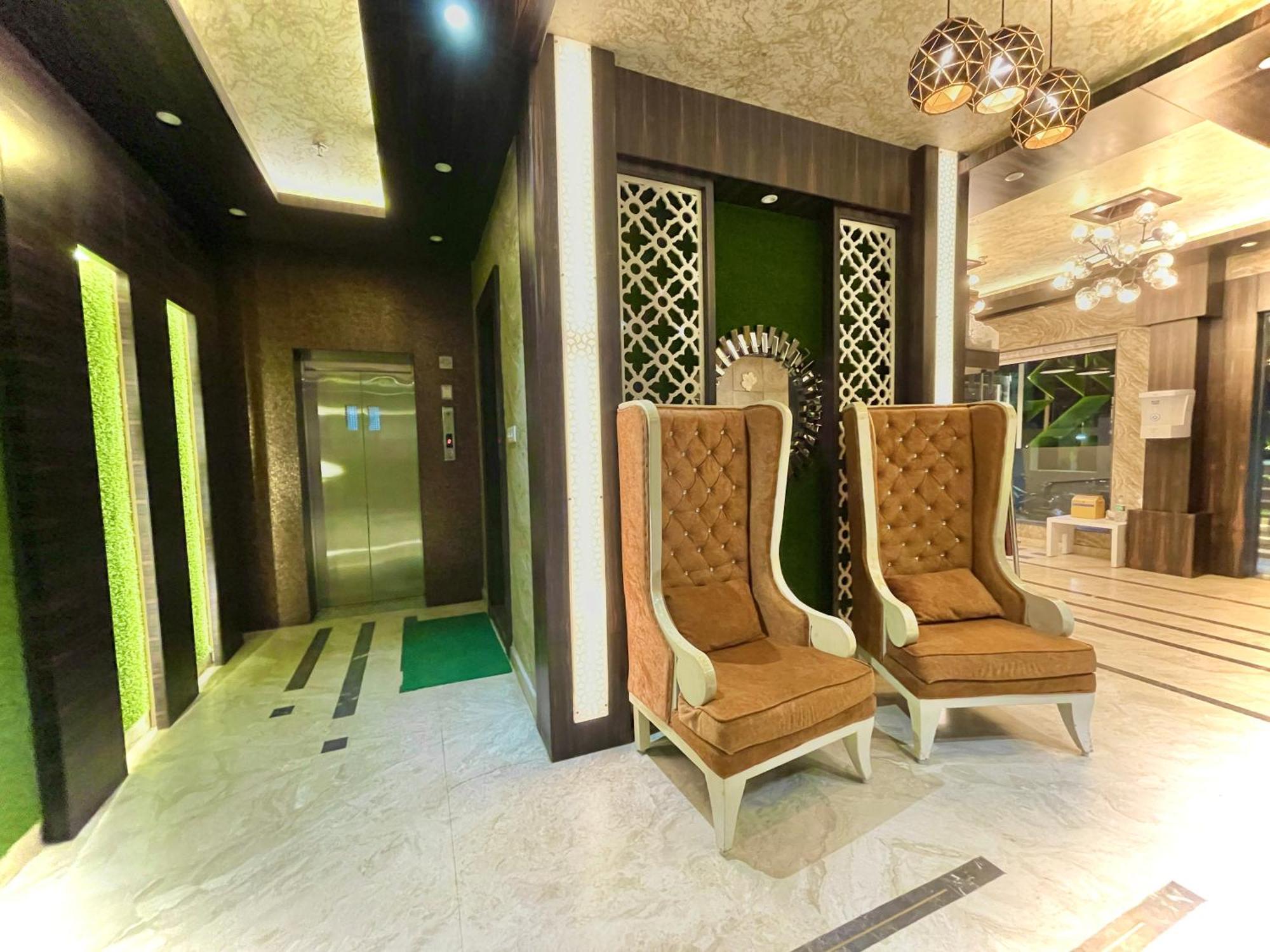 Hotel Kuber Palace ! Puri Near-Sea-Beach-And-Temple Fully-Air-Conditioned-Hotel With-Lift-And-Parking-Facility Екстер'єр фото
