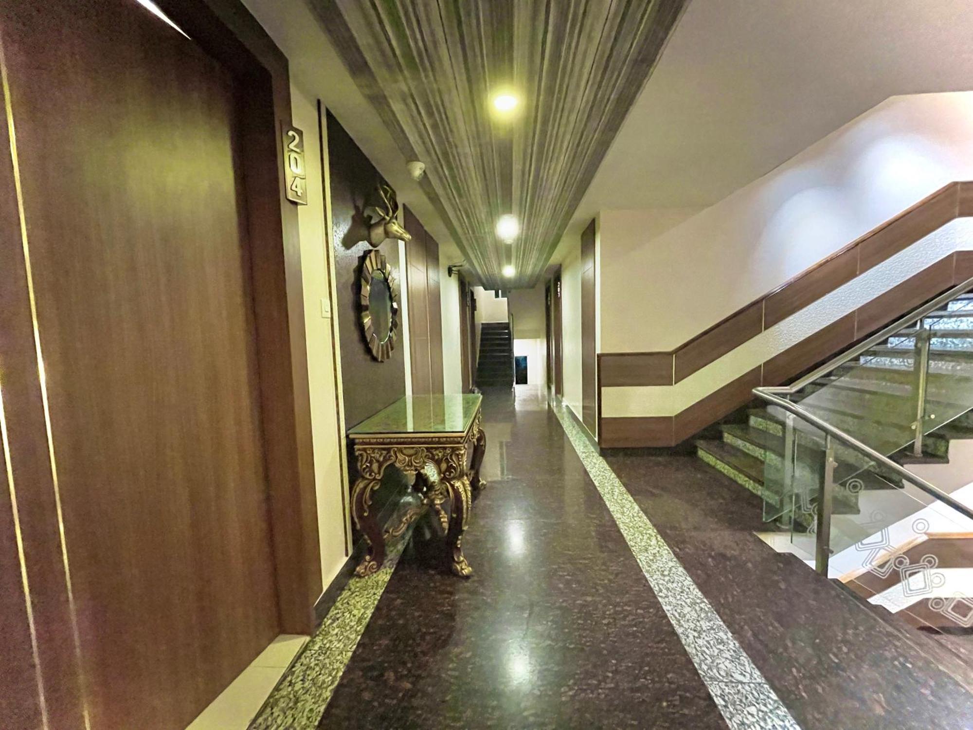 Hotel Kuber Palace ! Puri Near-Sea-Beach-And-Temple Fully-Air-Conditioned-Hotel With-Lift-And-Parking-Facility Екстер'єр фото