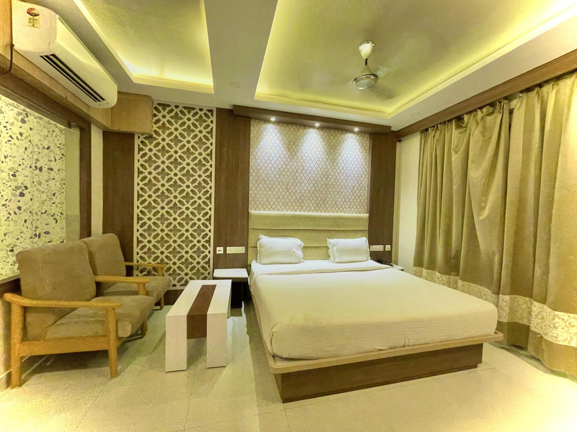 Hotel Kuber Palace ! Puri Near-Sea-Beach-And-Temple Fully-Air-Conditioned-Hotel With-Lift-And-Parking-Facility Екстер'єр фото