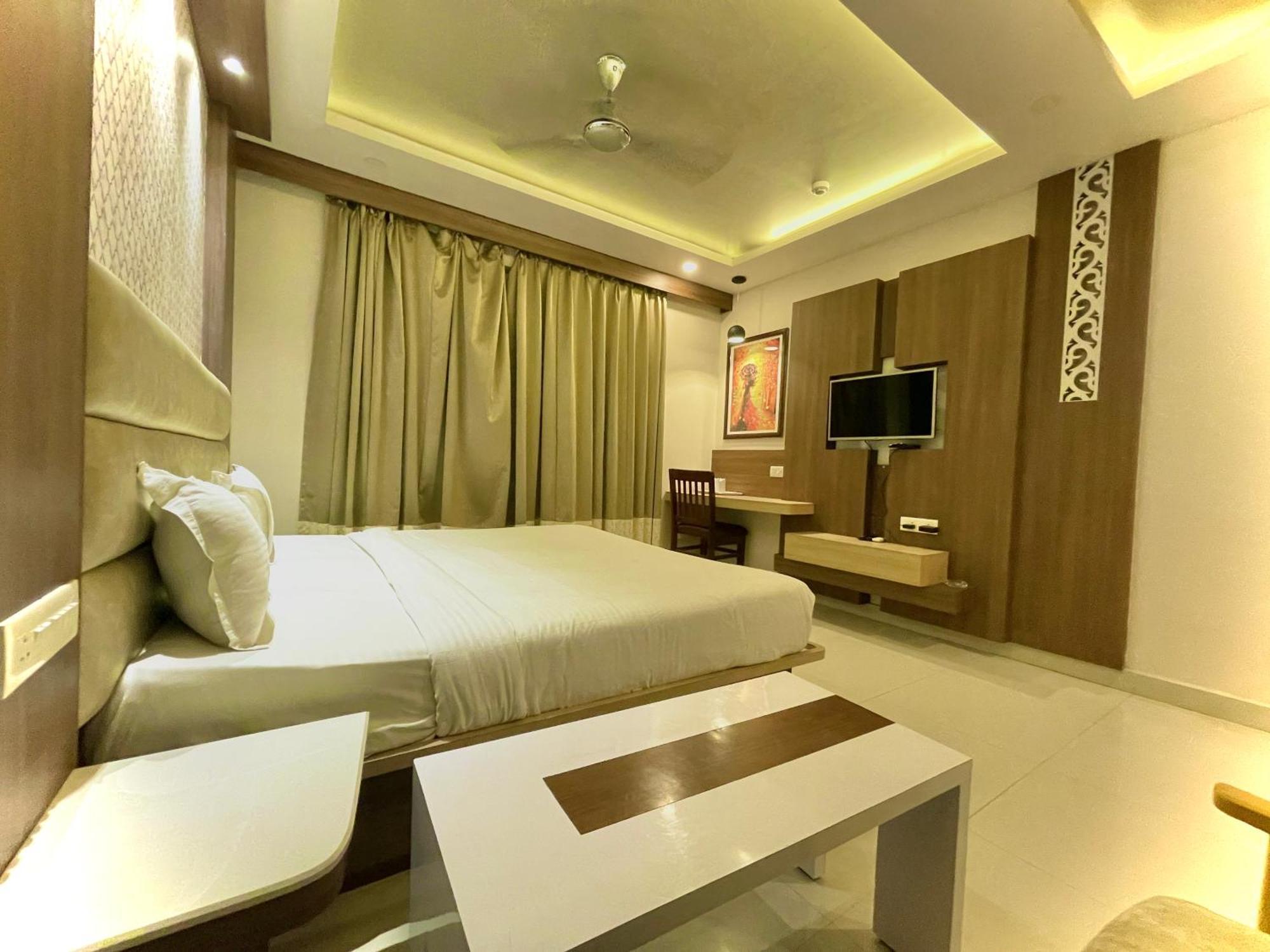 Hotel Kuber Palace ! Puri Near-Sea-Beach-And-Temple Fully-Air-Conditioned-Hotel With-Lift-And-Parking-Facility Екстер'єр фото