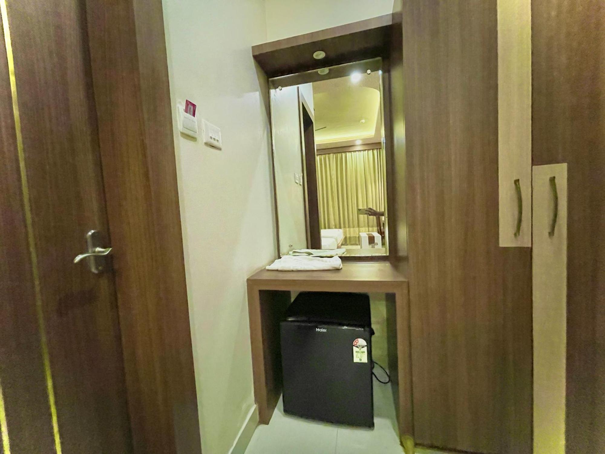 Hotel Kuber Palace ! Puri Near-Sea-Beach-And-Temple Fully-Air-Conditioned-Hotel With-Lift-And-Parking-Facility Екстер'єр фото