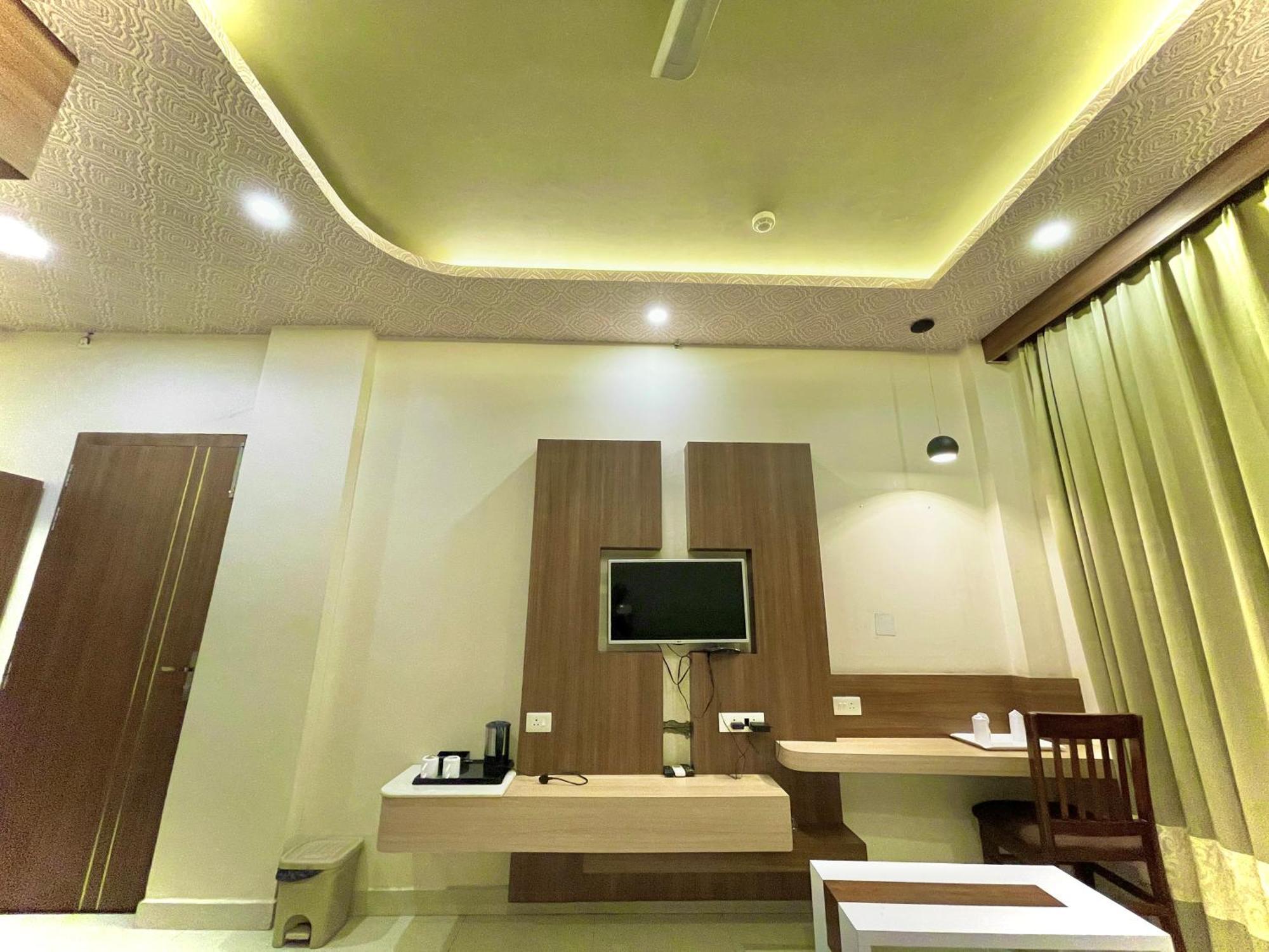 Hotel Kuber Palace ! Puri Near-Sea-Beach-And-Temple Fully-Air-Conditioned-Hotel With-Lift-And-Parking-Facility Екстер'єр фото