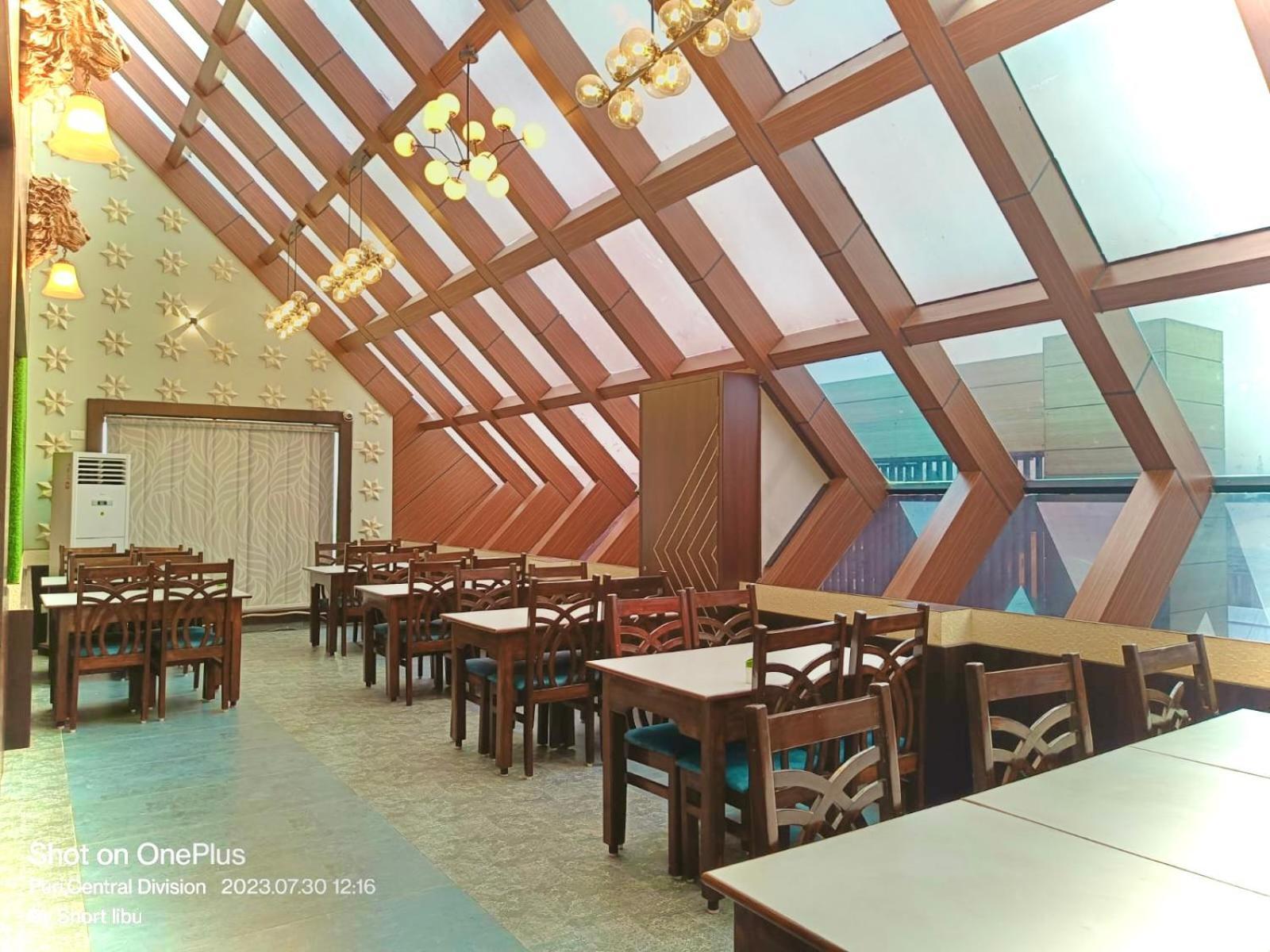 Hotel Kuber Palace ! Puri Near-Sea-Beach-And-Temple Fully-Air-Conditioned-Hotel With-Lift-And-Parking-Facility Екстер'єр фото