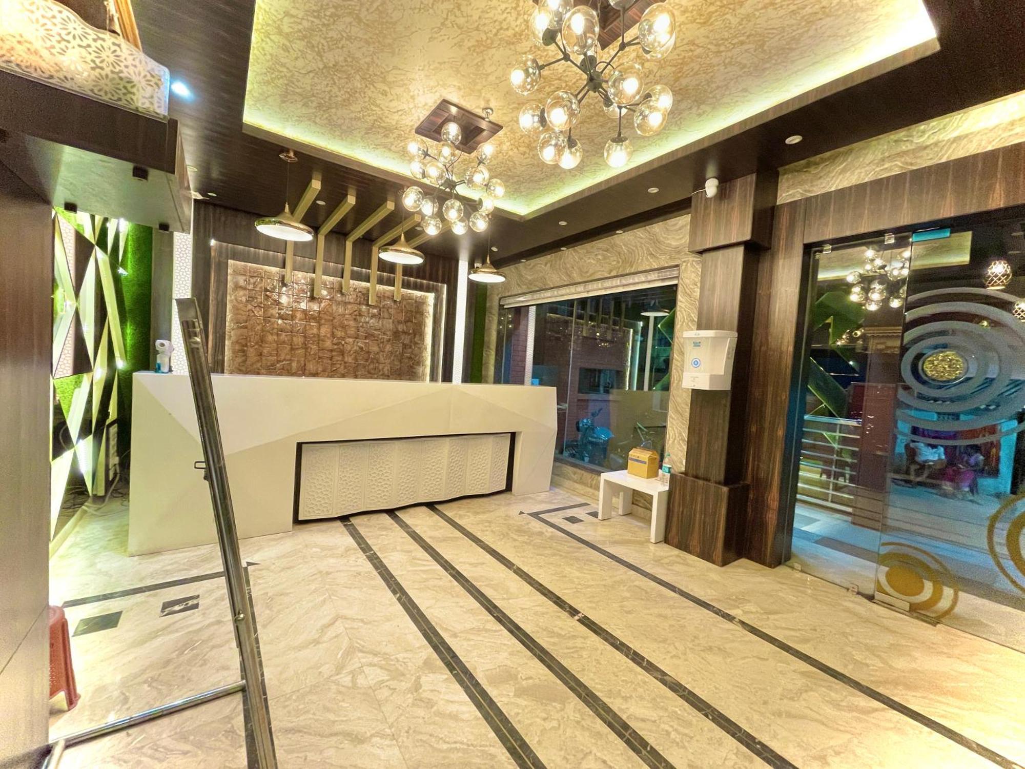 Hotel Kuber Palace ! Puri Near-Sea-Beach-And-Temple Fully-Air-Conditioned-Hotel With-Lift-And-Parking-Facility Екстер'єр фото
